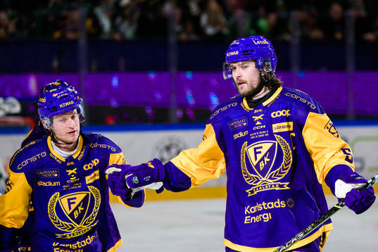 Färjestads Marcus Nilsson och Linus Johansson jublar