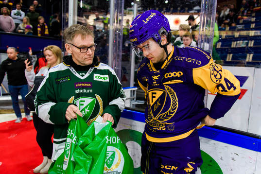 Färjestads Michael Lindqvist tar av sig tröjan som sålts