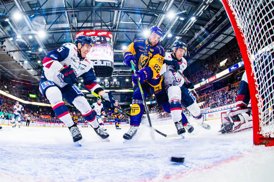 Färjestads Per Åslund skjuter 2-1