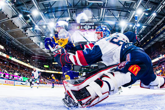 Färjestads Linus Johansson skjuter 3-2 bakom Linköpings