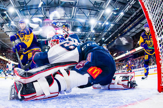Färjestads Linus Johansson skjuter 3-2 bakom Linköpings