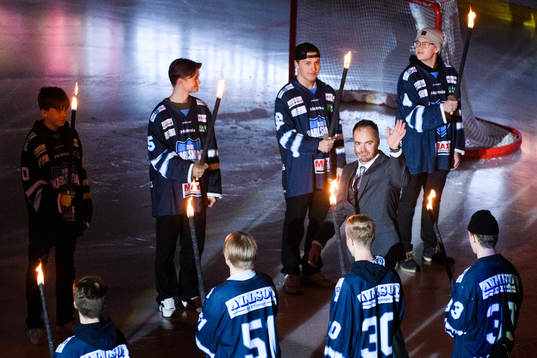 Karlskogas Christian Carlsson hyllas och ska få sin tröja