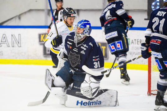Karlskogas målvakt Marcus Hellgren deppar