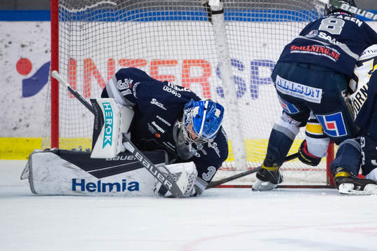 Karlskogas målvakt Tim Juel fångar pucken
