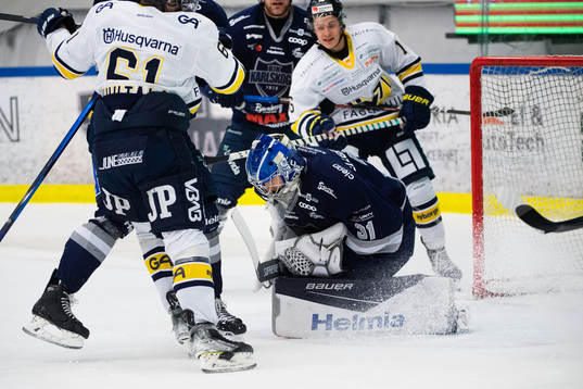 Karlskogas målvakt Tim Juel fångar pucken