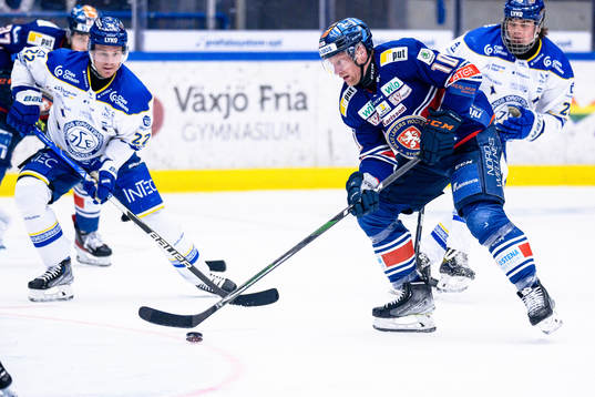 Växjös Richard Gynge mellan Leksands Tobias Ekberg och