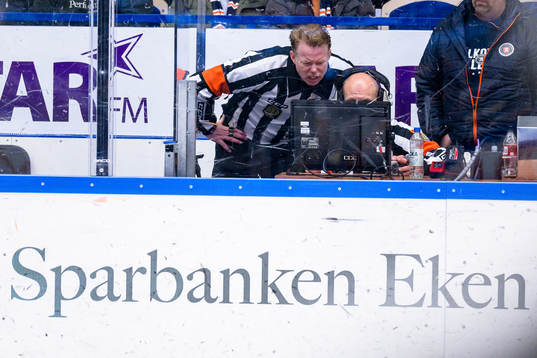 Domare Pehr Claesson videogranskar ett mål