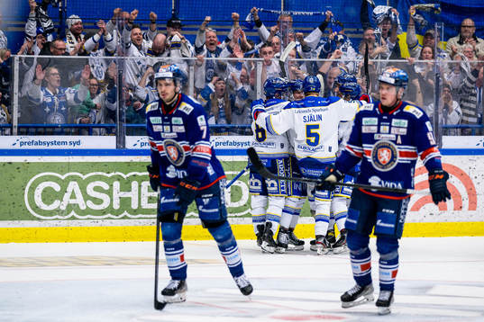 Leksands spelare jublar framför fansen