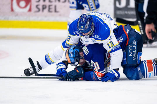 Leksands Jon Knuts trycker ner Växjös Richard Gynge