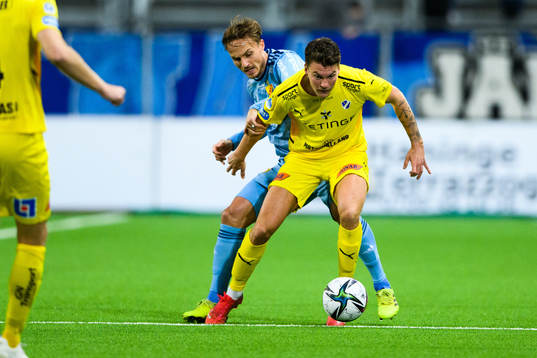 Djurgårdens Pierre Bengtsson och Halmstads Samuel Kroon
