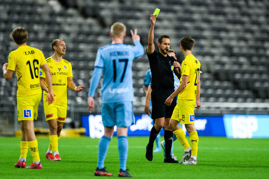Halmstads Kasper Karlsson får gult kort av domare Victor