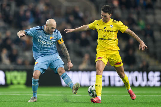Djurgårdens Magnus Eriksson och Halmstads Samuel Kroon