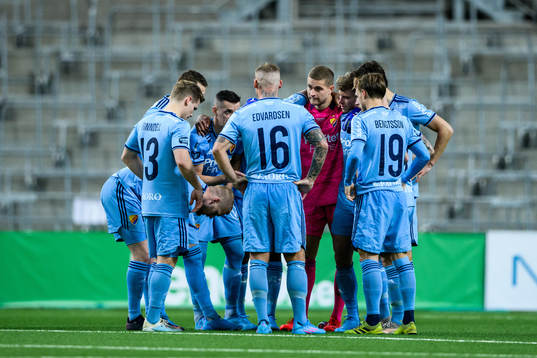 Djurgårdens spelare samlas i en ring infr andra halvlek