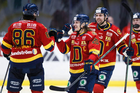 Djurgårdens Eric Gelinas jublar med Marcus Sörensen
