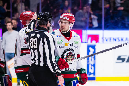 Frölundas Mats Rosseli Olsen i diskussion med domare