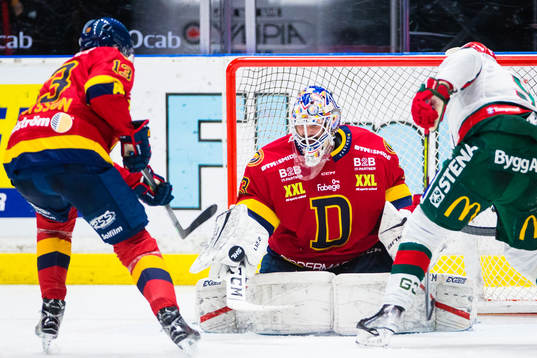 Djurgårdens målvakt Alexander Salak med en räddning