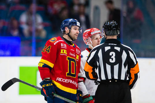 Djurgårdens Ludvig Rensfeldt i diskussion med Domare Linus
