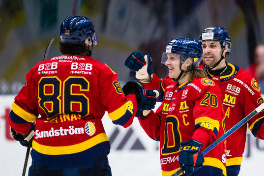 Djurgårdens Eric Gelinas och Marcus Sörensen jublar