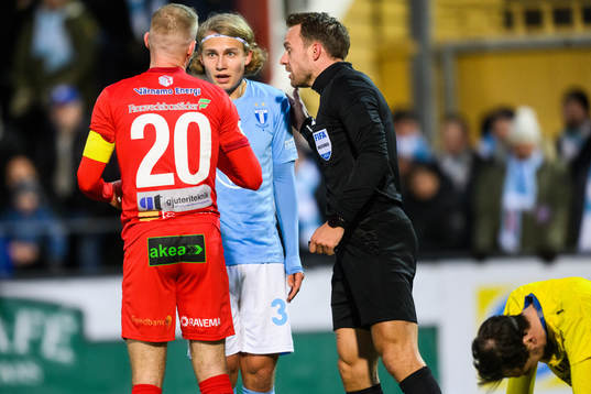 Värnamos Freddy Winsth och Malmö FFs Sebastian Nanasi