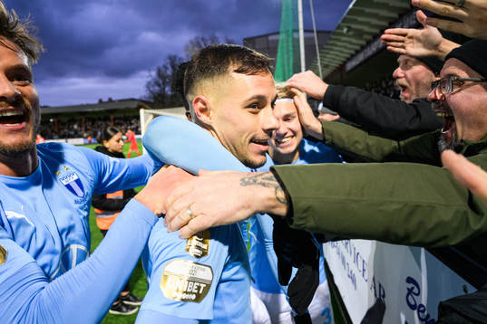 Malmö FFs Veljko Birmancevic jublar och kramas om av