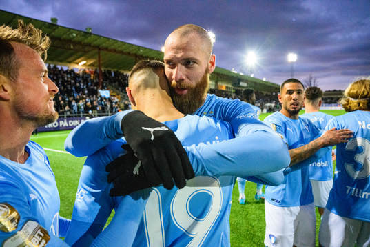 Malmö FFs Veljko Birmancevic kramas om av Jo Inge Berget