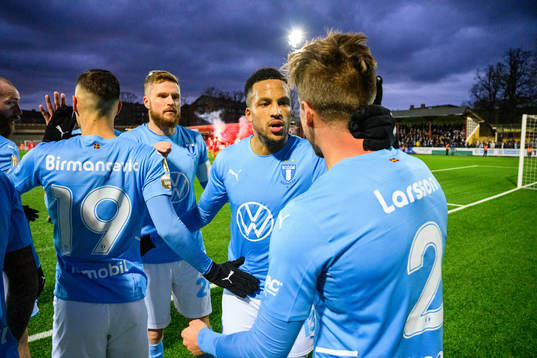 Malmö FFs Eric Larsson kramas om av Martin Olsson
