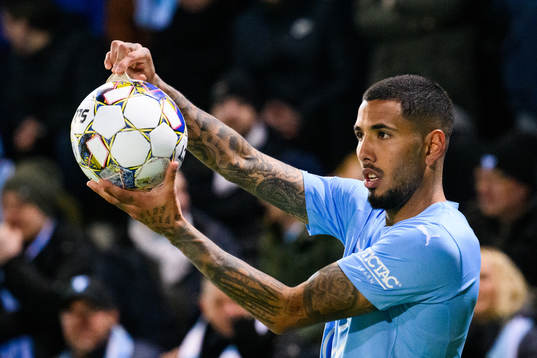 Malmö FFs Sergio Pena visar upp trasig boll