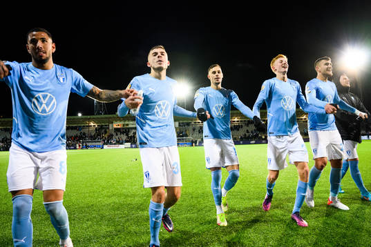 Malmö FFs spelare tackar publiken och jublar