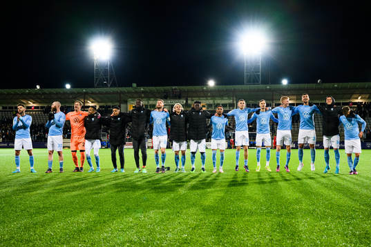 Malmö FFs spelare jublar och tackar publiken