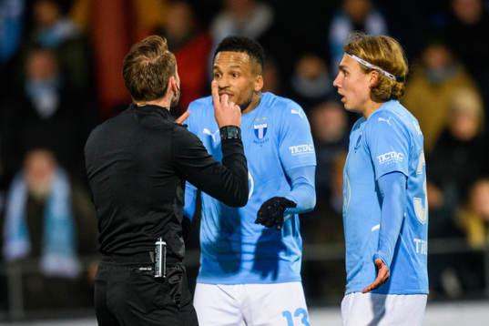 Domare Kristoffer Karlsson i diskussion med Martin Olsson