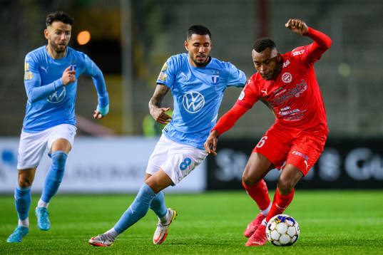 Malmö FFs Sergio Pena och Värnamos Abdussalam Magashy