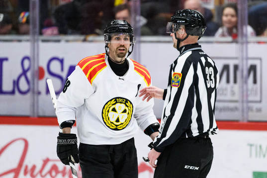 Brynäs Anton Rödin och linjedomare Johannes Käck