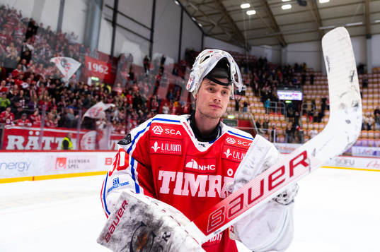Timrås målvakt Jacob Johansson jublar