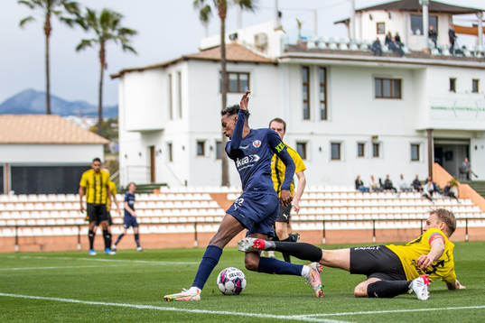 Taha Ali of Helsingborg and Henri Aalto of Honka