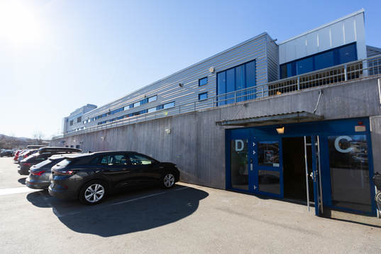Exteriör av Husqvarna Garden och entrén till