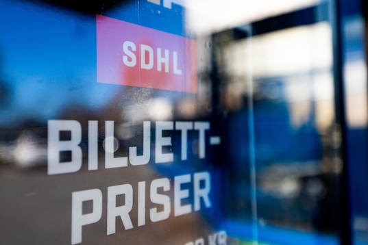 En skylt med texten biljettpriser utanför Husqvarna Garden