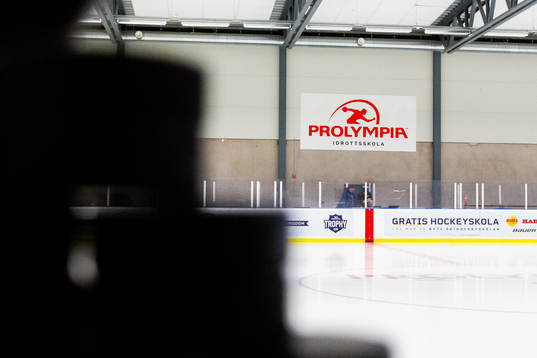 En skylt med Prolympias logotyp