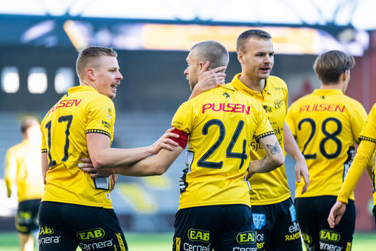 Elfsborgs Johan Larsson jublar med lagkamrater