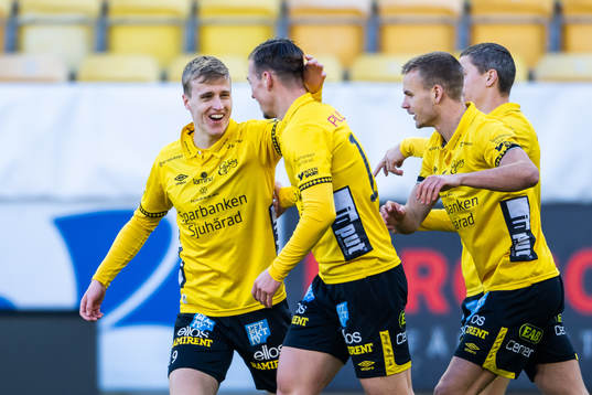 Elfsborgs Jeppe Møldrup Okkels jublar med lagkamrater