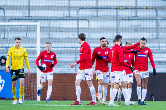 Degerfors Nikola Djurdjic jublar med lagkamrater