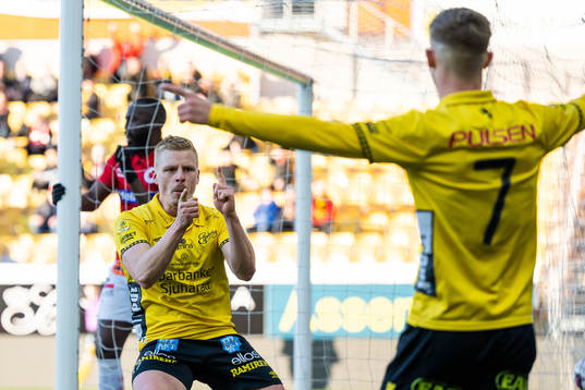 Elfsborgs Per Frick jublar med Jacob Ondrejka