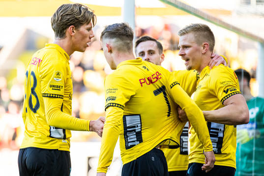 Elfsborgs Per Frick (till höger) jublar med Noah