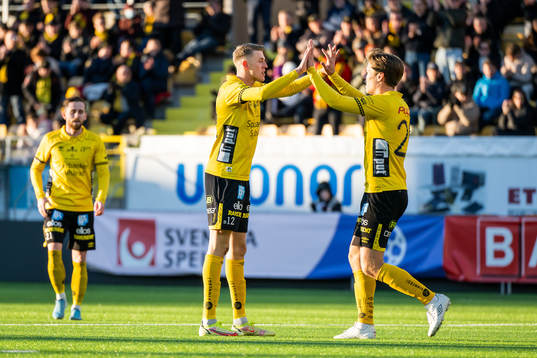 Elfsborgs Alexander Bernhardsson och Oliver Zandén jublar
