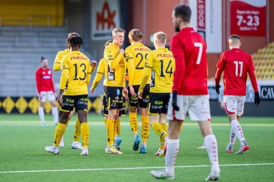 Elfsborgs Rasmus Alm jublar med lagkamrater
