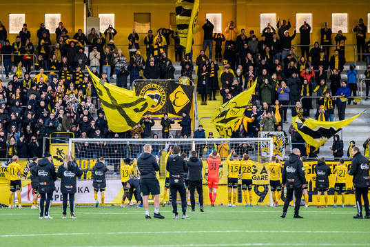 Elfsborgs spelare jublar med supportrarna