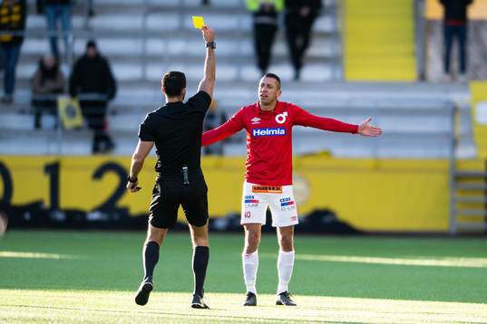 Degerfors Nikola Djurdjic får gult kort av domare Granit