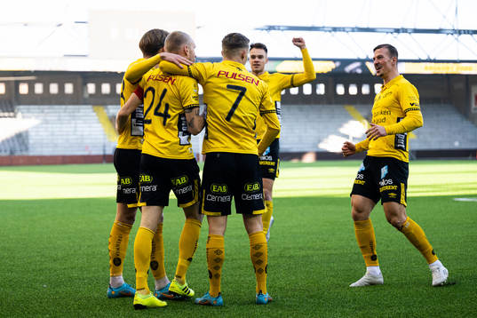 Elfsborgs Johan Larsson kramas om av lagkamraterna