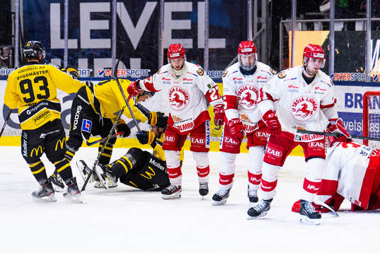 Troja/Ljungbys William Romfors (till vänster) deppar