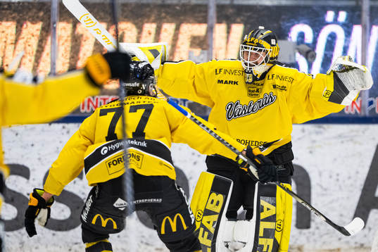 Västerås målvakt Linus Ryttar jublar