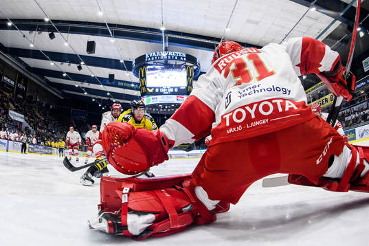 Västerås Lukas Zetterberg och Troja/Ljungbys målvakt